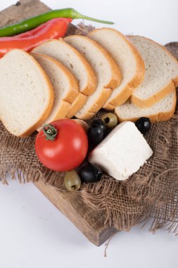 Beyaz peynir, zeytin ve beyaz ekmekli domates.