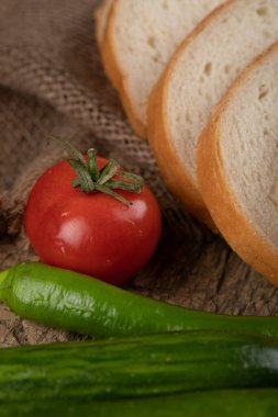 Domates, acı biber ve ekmek dilimleri..