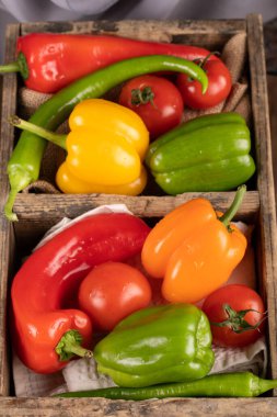 Renkli dolmalık biber ve biber karışımı.