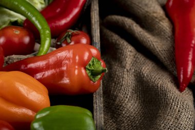 Tepside renkli kırmızı biber.