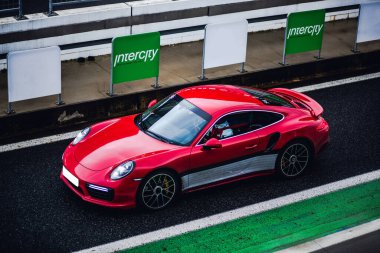 İzde kırmızı spor yarış arabası var.