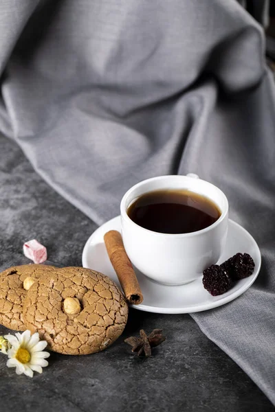 Tea with berries, cinnamon and cookies on a tablecloth — Stock Photo, Image