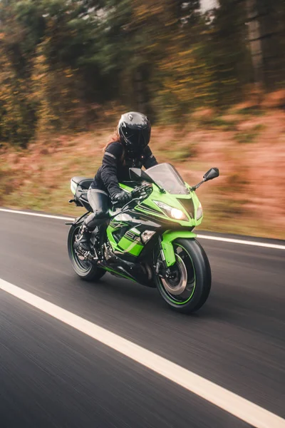 Vélo vélo une moto verte — Photo