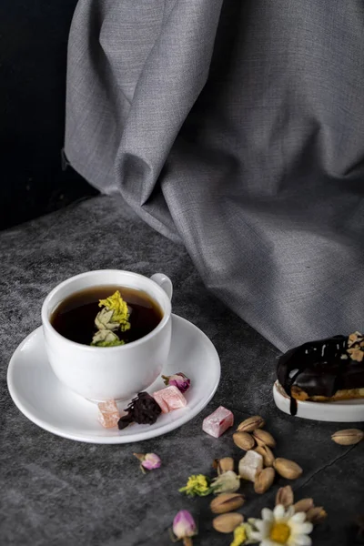 Чашка чая с турецким локумом, фисташками и закусками — стоковое фото