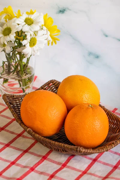 Oranges in a platter on the checked tablecloth — Stock Photo, Image