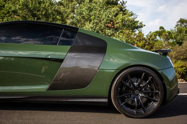 Grønn sportsbil med svarte hjul og stemming – stockfoto