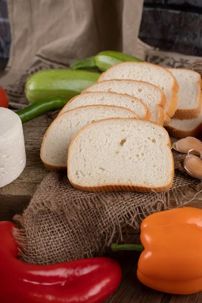 Jemně nakrájený pšeničný chléb s paprikou — Stock fotografie