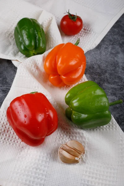 Poivrons de couleur mélangée avec tomate et ail sur une serviette . — Photo