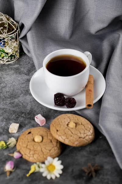 Чашку чая, миндальное печенье и орехи — стоковое фото