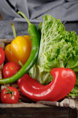 Biberli taze marul yaprakları..