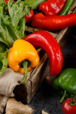 Yeşil biberli kırmızı ve sarı biberler.