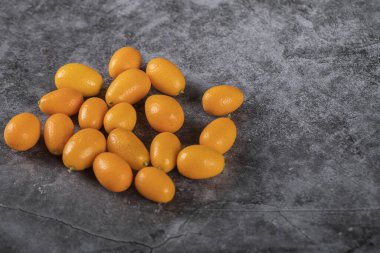 Mavi mermer üzerinde turunçgiller