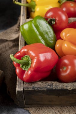 Kırsal ahşap tepside taze domatesli acı biber.