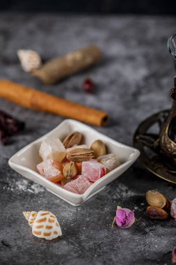 Beyaz bir tabakta Türk lokum 'u