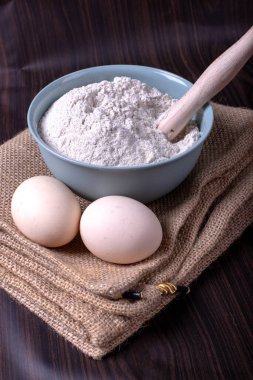 Yumurtalı bir kase un.