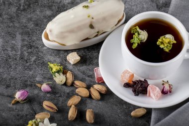 Bir fincan fındıklı ve sütlü turtalı çay.