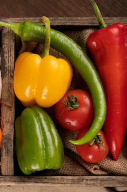 Renkli dolmalık biberli acı biber.