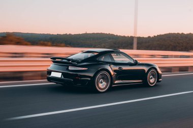 Otobanda siyah spor sedan yüksek hız sürücüsü