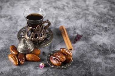 Bir bardak çayla birlikte etnik tarzda bir fincan çay ile oryantal tarihler.