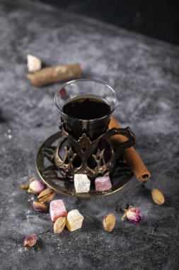 Bir bardak çay, fıstık, Türk Lokum ve tarçın.