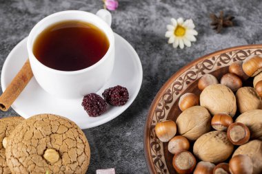 Kurabiye ve fındıklı bir fincan çay. en üstteki görünüm