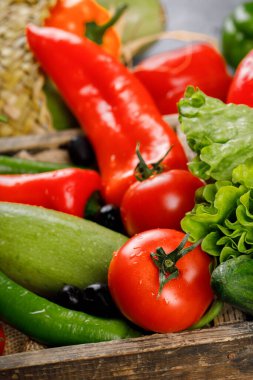 Ahşap tepside kırmızı ve yeşil sebzeler.