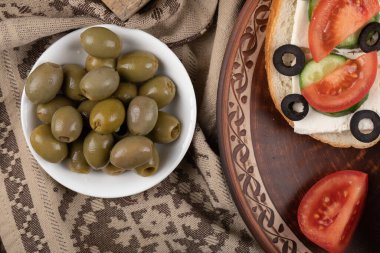 Salamuraya yatırılmış yeşil zeytinli sandviç.