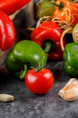 Domates ve sarımsaklı kırmızı biber..