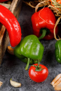 Domatesli yeşil ve kırmızı biberler.