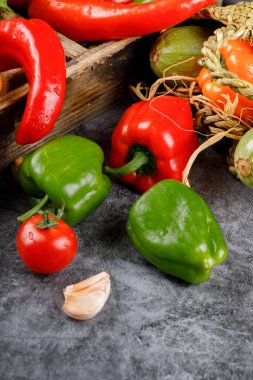 Kırsal bir arka planda kırmızı ve yeşil biber.