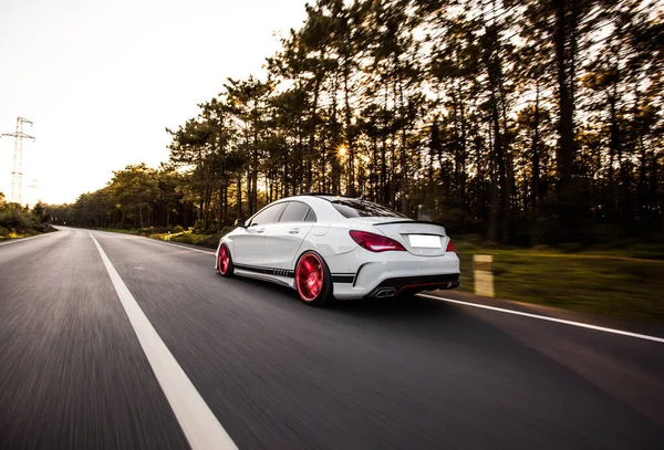 Weißes Design-Business-Class-Auto im Wald — Stockfoto