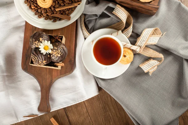 Une tasse de thé et de biscuits au chocolat — Photo