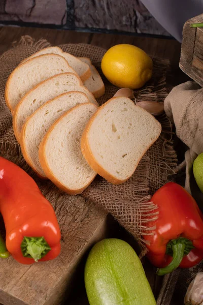 Bread slices with lemon and bell peppers — Stock Photo, Image
