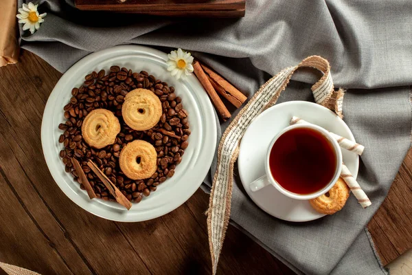 Una taza de té y galletas de azúcar. Vista superior — Foto de Stock