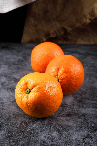 Tres naranjas frescas seguidas . — Foto de Stock