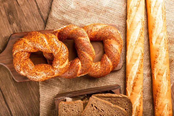 Panecillos turcos con baguette francés y rebanadas de pan en caja —  Fotos de Stock