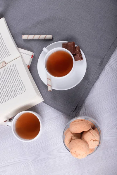 Süße Snacks und Tee auf dem Tisch — Stockfoto