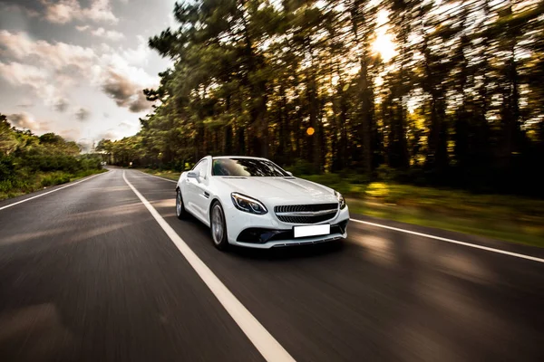 Blanco deporte sedán coche en la carretera —  Fotos de Stock