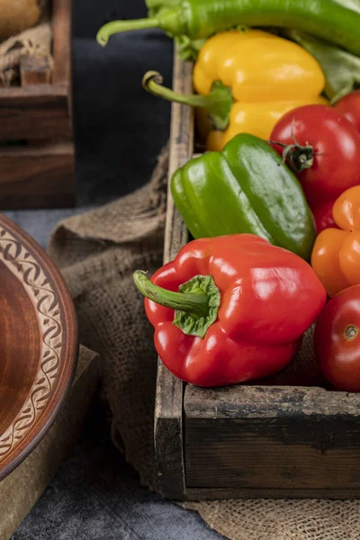 Horké chilli papričky v rustikálním dřevěném podnosu — Stock fotografie