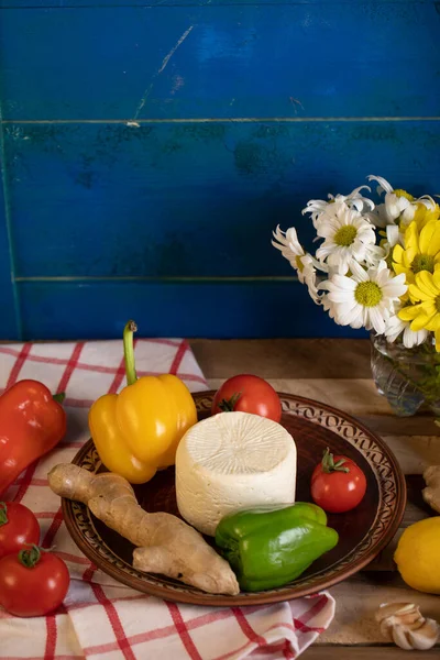 Bílý sýr s barevným pepřem a zázvorem — Stock fotografie