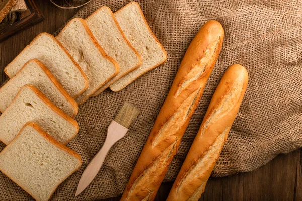Baguete saborosa com fatias de pão — Fotografia de Stock