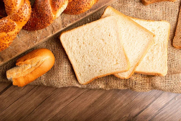 Kromki białego chleba z bajglami i bagietką — Zdjęcie stockowe