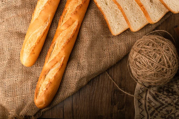Baguete saborosa com fatias de pão branco — Fotografia de Stock