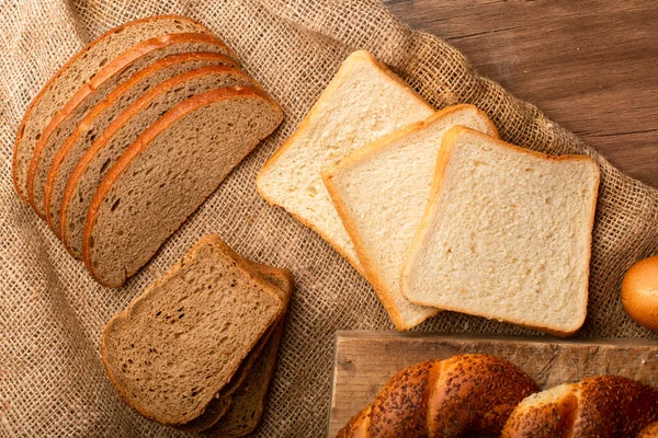 白面包和褐色面包片，配上土耳其式面包圈 — 图库照片