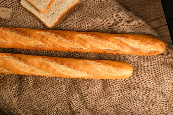 Twee lekkere Franse stokbrood op tafellaken — Stockfoto