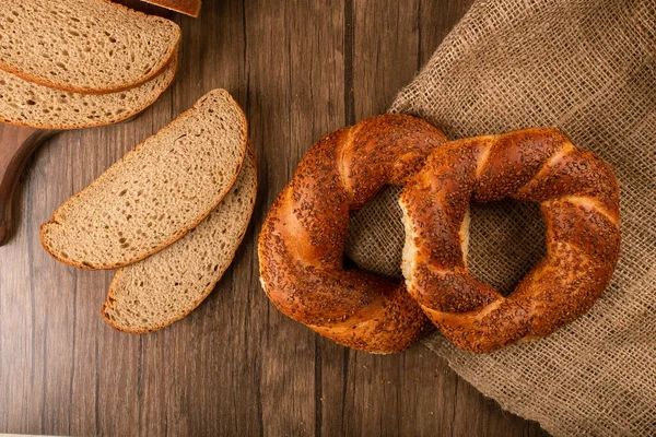 Bagels con rebanadas de pan marrón en mantel —  Fotos de Stock