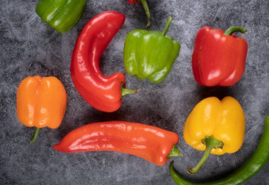 Renkli dolmalık biberle acı biberin rastgele karışımı. Üst görünüm.