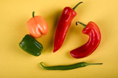 Sarı arka planda çok renkli kırmızı biber.