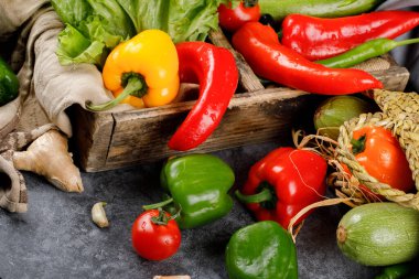 Kırsal ahşap tepside kırmızı biber.