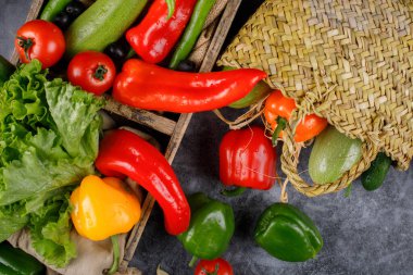 Yeşil biberli ve domatesli mavi bir masa..